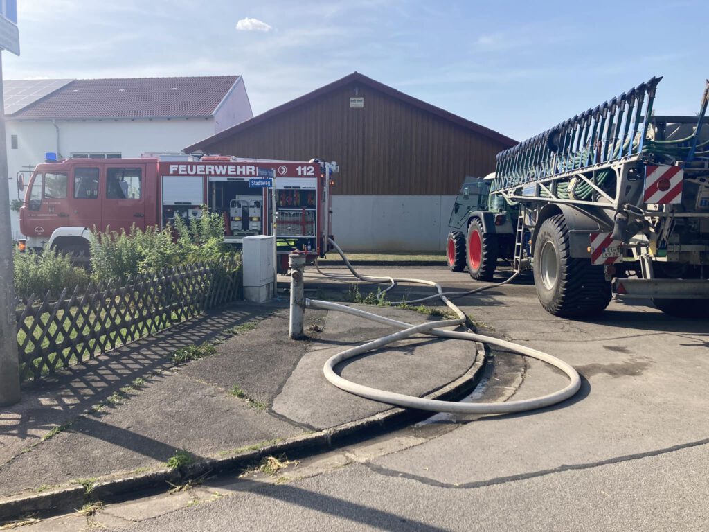 Bild mit einer Feuerwehrauto und einem Güllefass